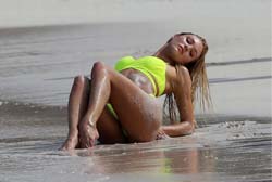 Candice Swanepoel pillada en la playa